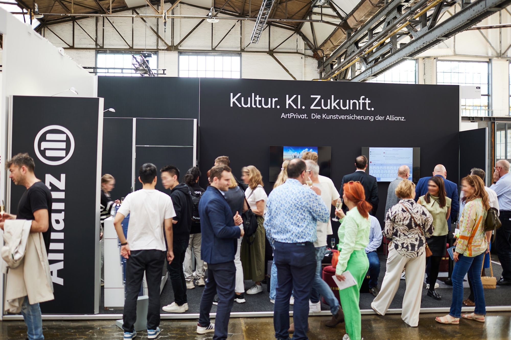 Gäste am Allianz-Stand „Kultur. KI. Zukunft." auf der Art Düsseldorf.