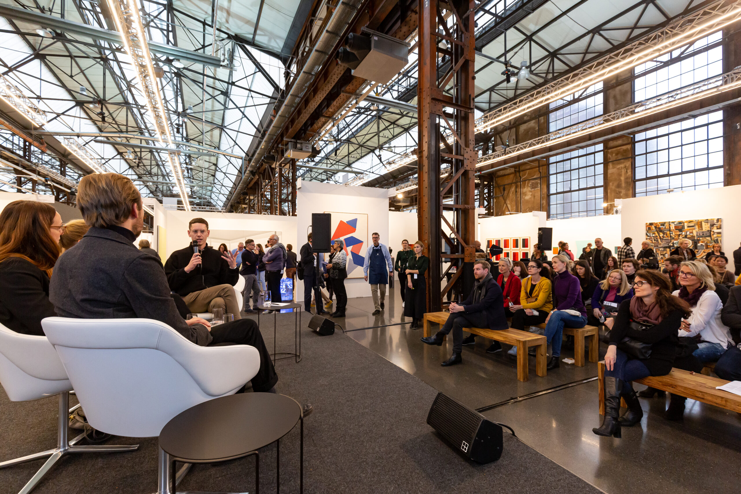 Talk auf der Talk Stage in den Hallen des Areal Böhler.